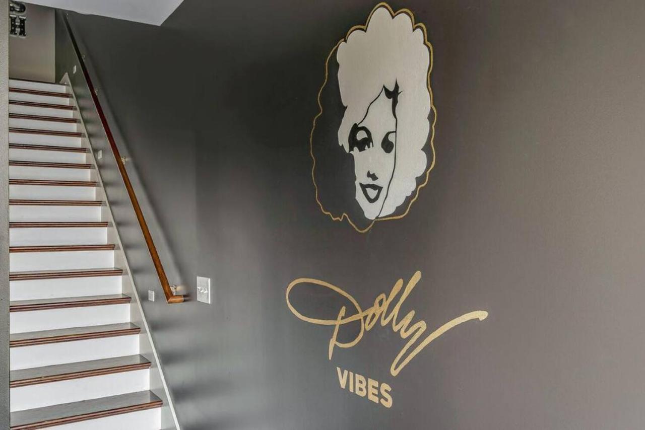 Big New And Modern With Skyline View Mural And Ping Pong Nashville Luaran gambar