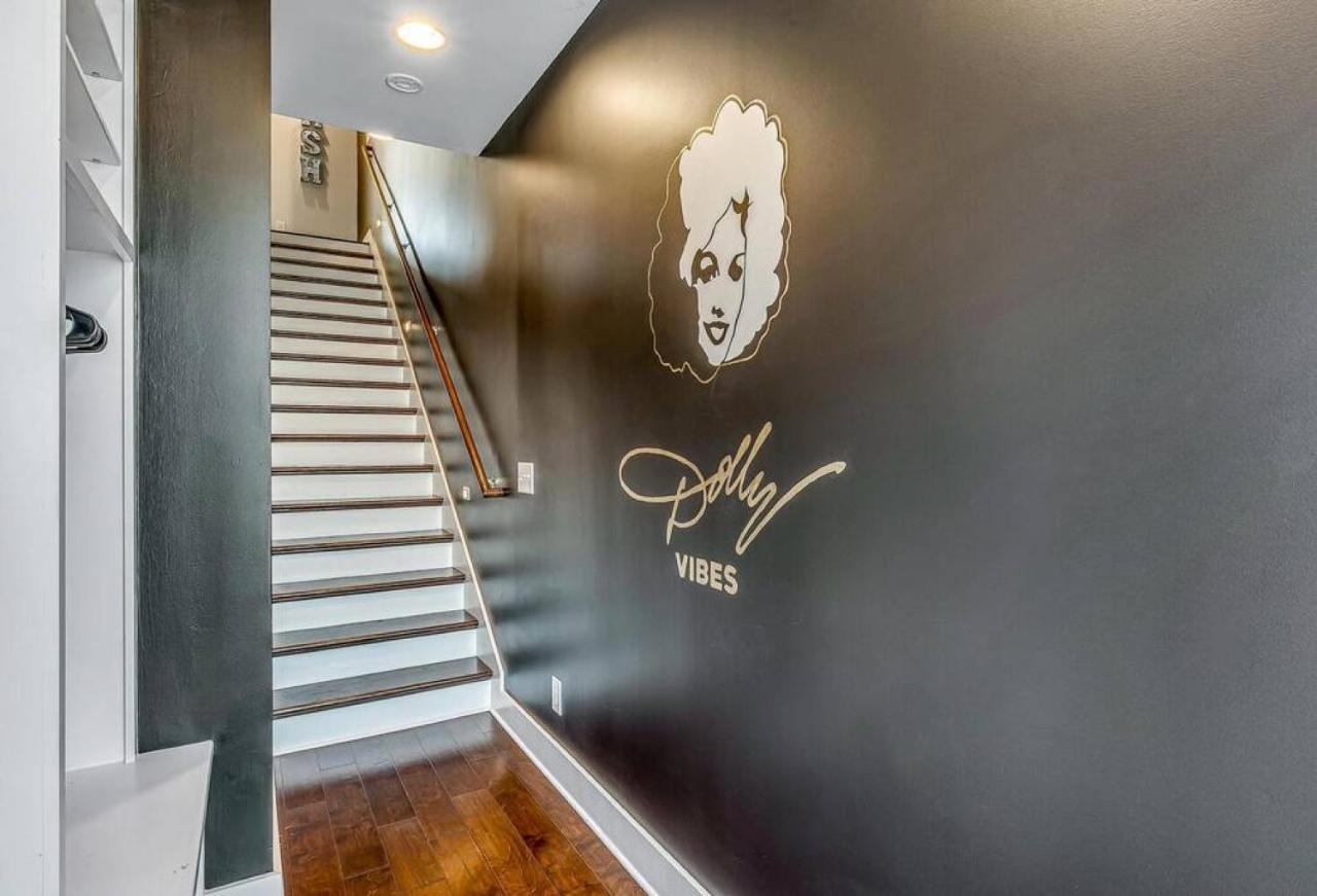 Big New And Modern With Skyline View Mural And Ping Pong Nashville Luaran gambar