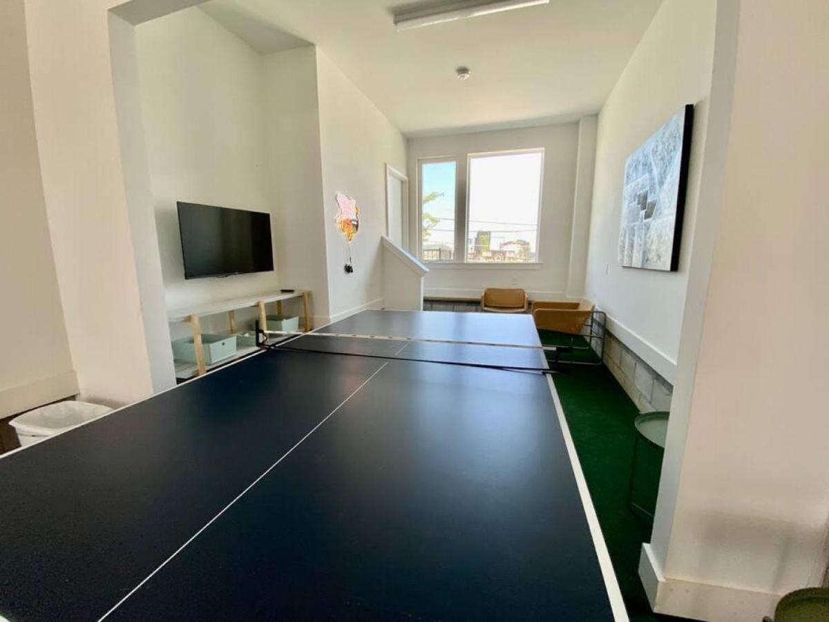Big New And Modern With Skyline View Mural And Ping Pong Nashville Luaran gambar